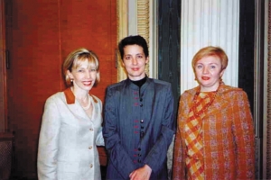 Empfang 2002 in der russ. Botschaft Berlin:  v.l. Doris Schröder-Köpf, Tatjana Erschow, Ljudmila Putina